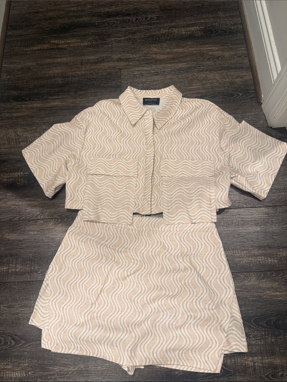 MINKPINK Beige & Ivory Wave-Print Crop Shirt and Skort Set